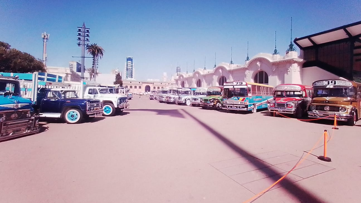 Llega al Museo Aeronáutico de Morón una muestra histórica de colectivos