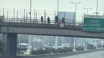 Desesperación en Acceso Oeste: un hombre amenazó con tirarse de un puente