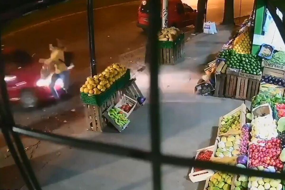 Milagro en Ituzaingó: una joven fue atropellada cuando esperaba el colectivo pero salió caminando (VIDEO)