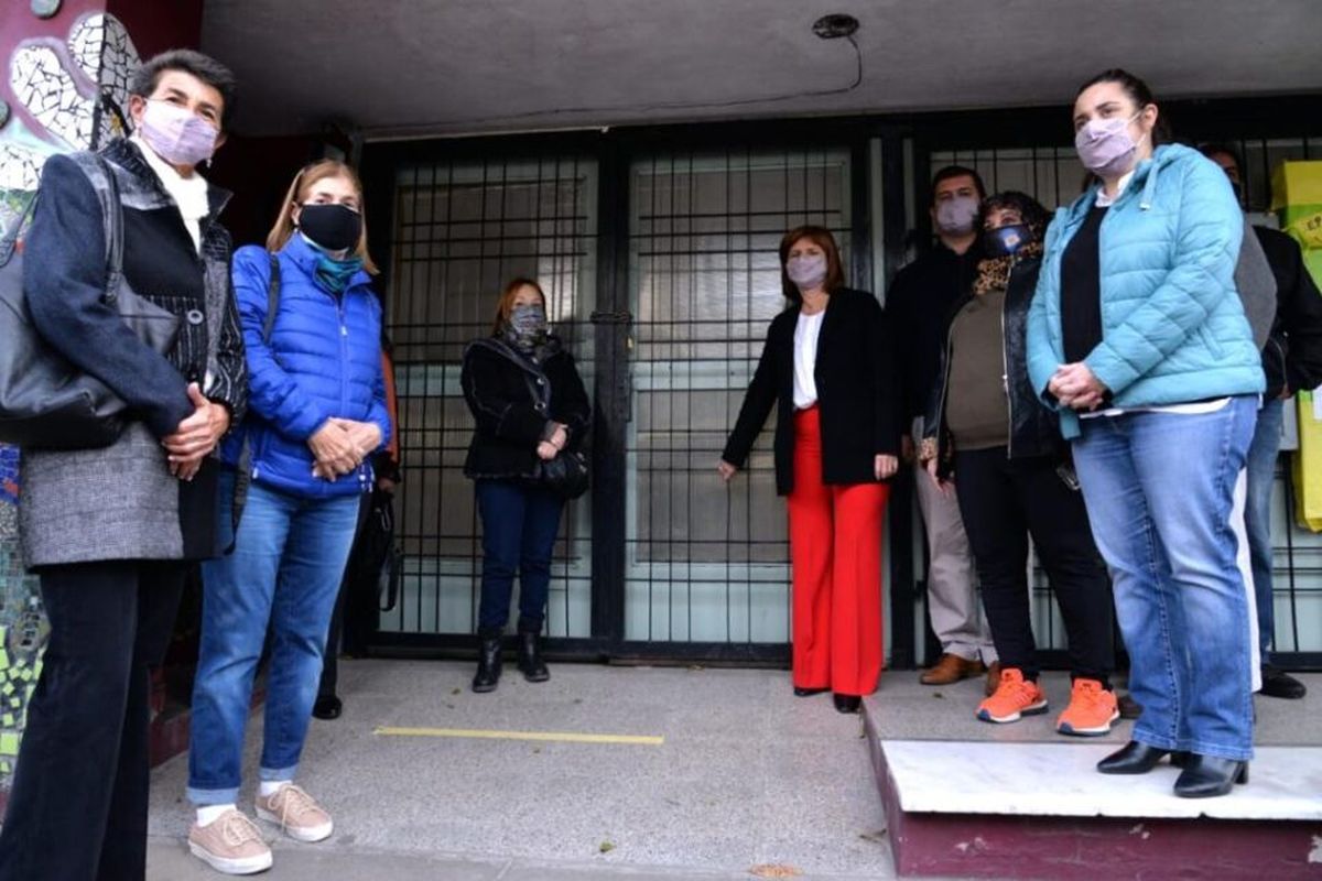 Una escuela de Castelar criticó a Patricia Bullrich: “Repudiamos el uso de la fachada de la Institución para actos políticos partidarios”