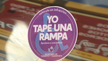 Viral: Pegan stickers a los autos que estacionan sobre una rampa para discapacitados en Moreno 