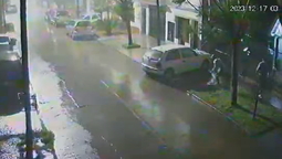 Video: dos delincuentes se robaron un auto en Ramos Mejía en medio del temporal