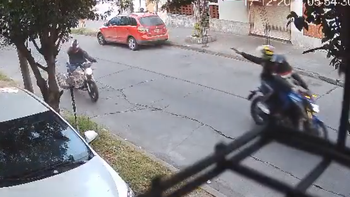 Motochorros sin piedad en San Justo: dos tiros al aire y gritos para robar una moto