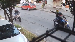 altText(Motochorros sin piedad en San Justo: dos tiros al aire y gritos para robar una moto)}