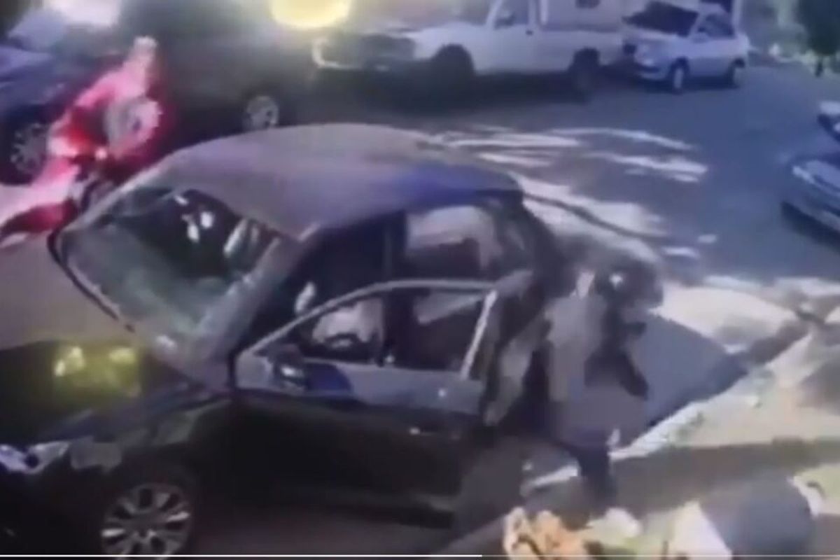 Violento robo motochorro en Ramos Mejía: los delincuentes merodearon la zona hasta robarle el auto a la víctima