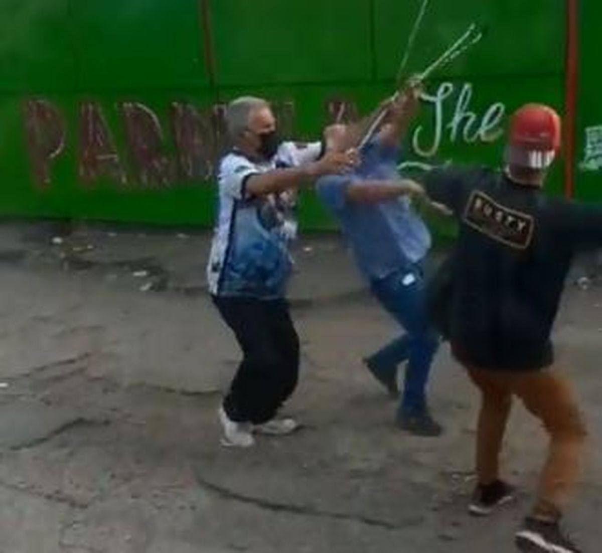 Ciudad Evita: vendedor ambulante agredió a un colectivero