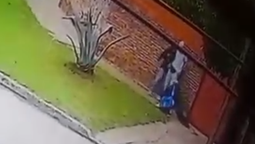 altText(Video: esperaba el colectivo en Villa Madero y le robaron hasta las zapatillas)}