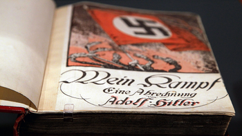 Elevaron a juicio a un nazi de Ituzaingó que tenía la esvástica y el libro de Hitler