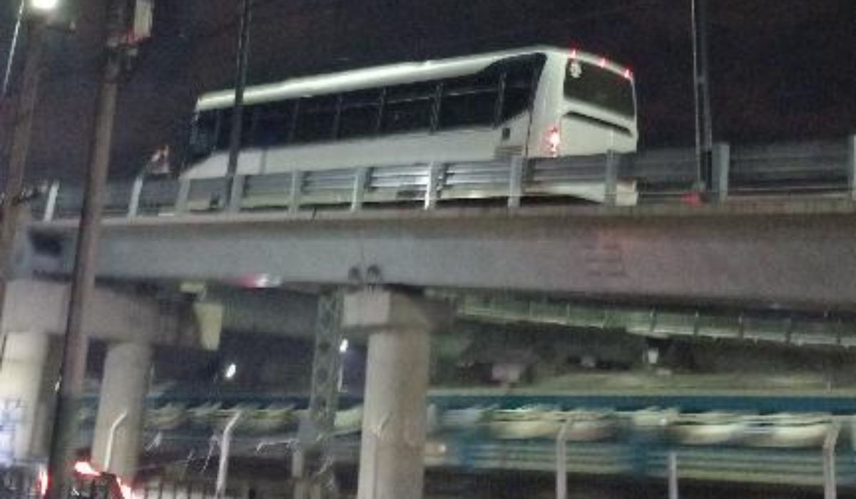 Tren Sarmiento: Un Colectivo Se Atoró En El Puente Acevedo