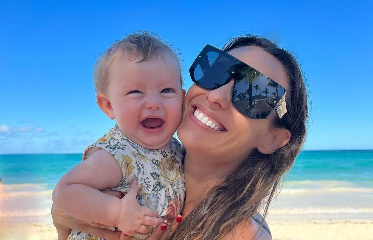 Pampita y su hija disfrutan de la playa