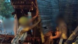 altText(Pueblada en González Catán a un presunto búnker narco: destruyeron toda una casa)}