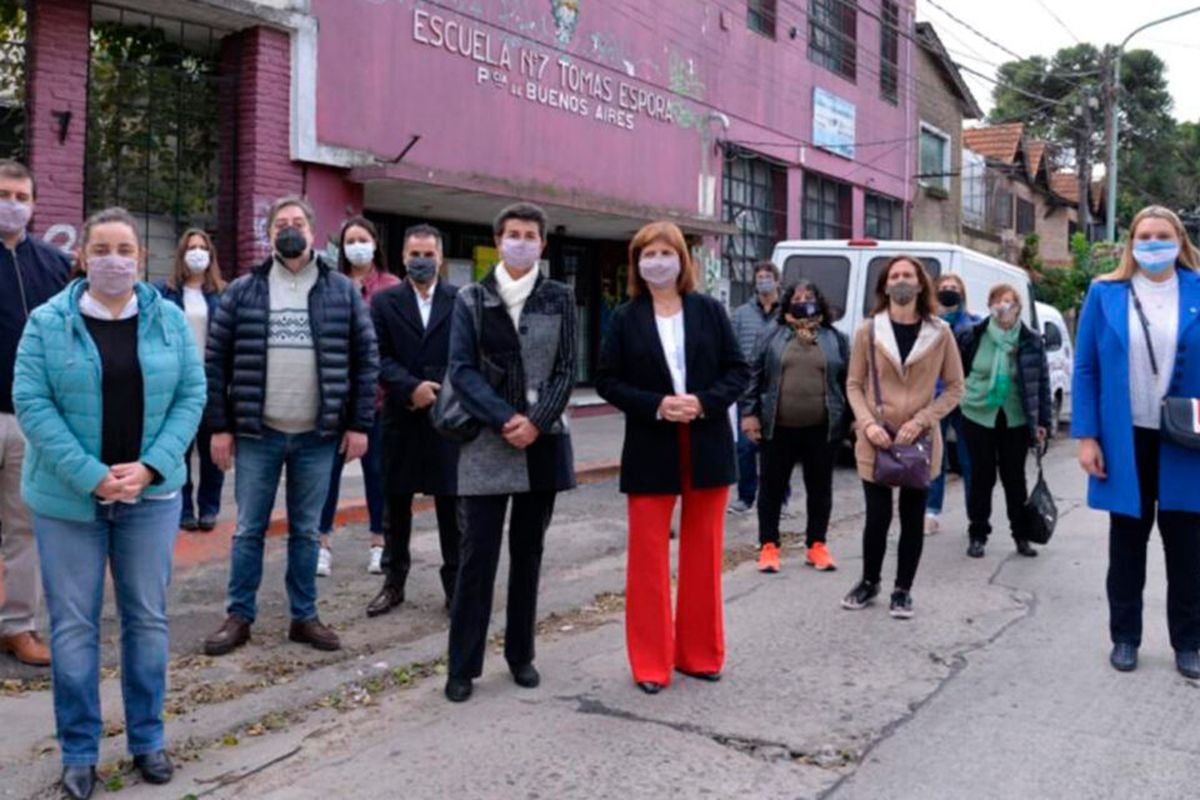 Patricia Bullrich cuestionó la suspensión de clases presenciales en la vereda de una escuela de Morón