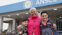 altText(ANSES adelantó las fechas de cobro de mayo 2025 y anunció un bono de $70.000)}