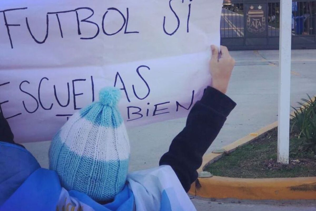 Padres que defienden las clases presenciales pidieron a Messi y a los jugadores que apoyen la apertura de las escuelas