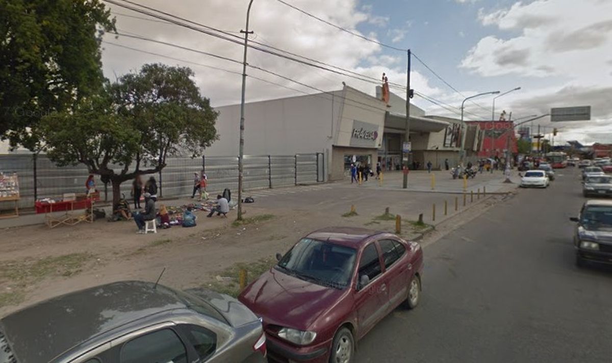 Shopping cerrado y manteros trabajando, la postal de San Justo que genera bronca y debate