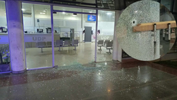 altText(Pánico en José C. Paz: pasaron en moto y le dispararon a la entrada de un hospital)}