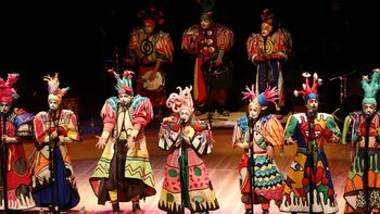 La reconocida murga uruguaya, Agarrate Catalina dará un show en Ituzaingó