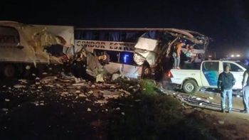 Tragedia en Ruta 3: un choque frontal entre un colectivo y un camión dejó cuatro muertos