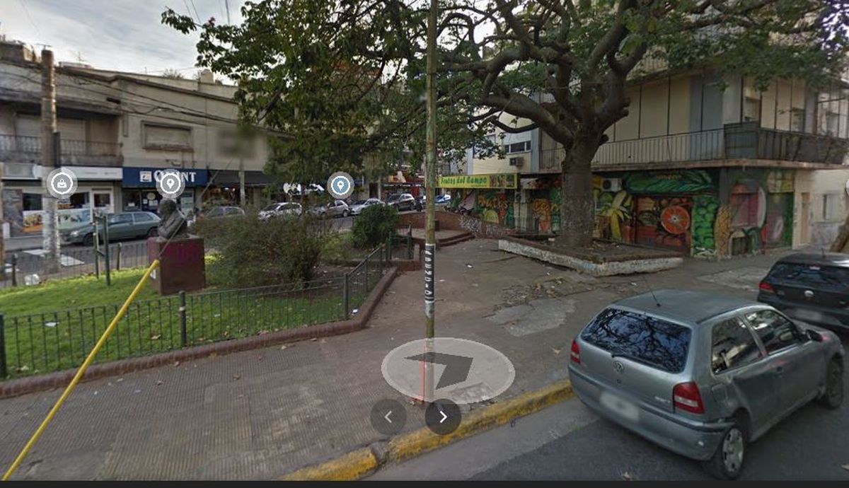 Preocupación por el estado de una plazoleta en el centro de Ramos: basura, monumentos arruinados y veredas rotas por las raíces de un árbol