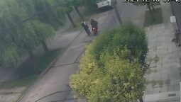 altText(Video: la tiró de su bici para robársela en Ramos Mejía y los vecinos la recuperaron)}