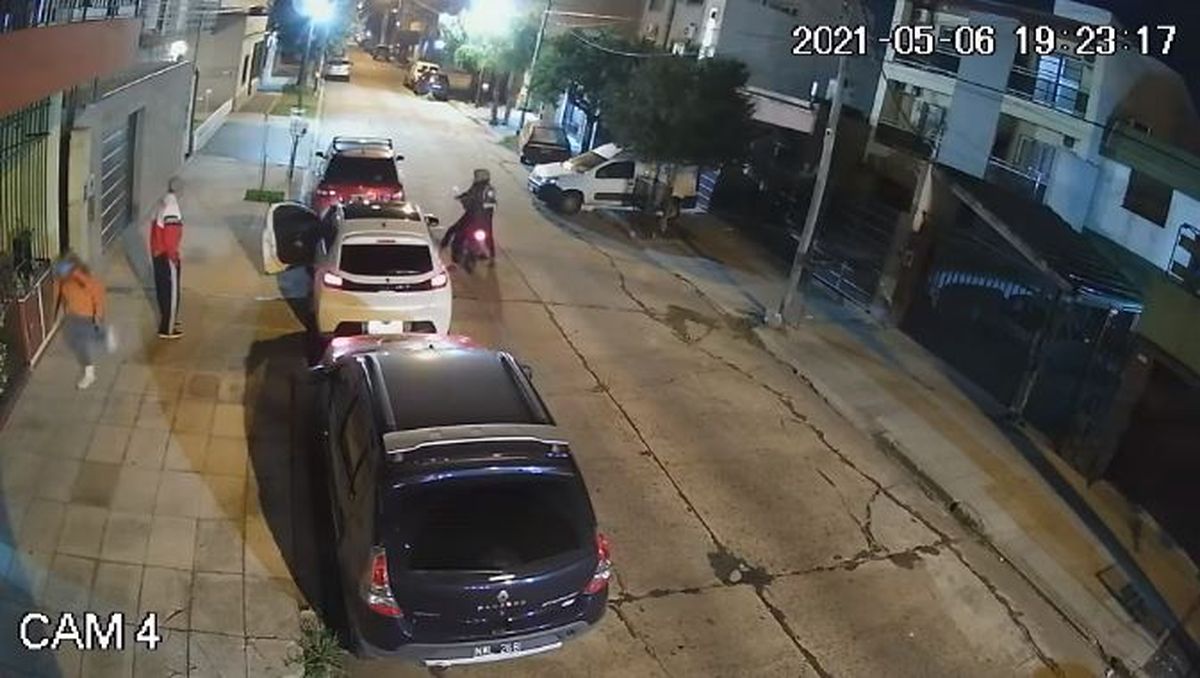 Le quisieron robar el auto a punta de pistola en Ramos Mejía y logró huir