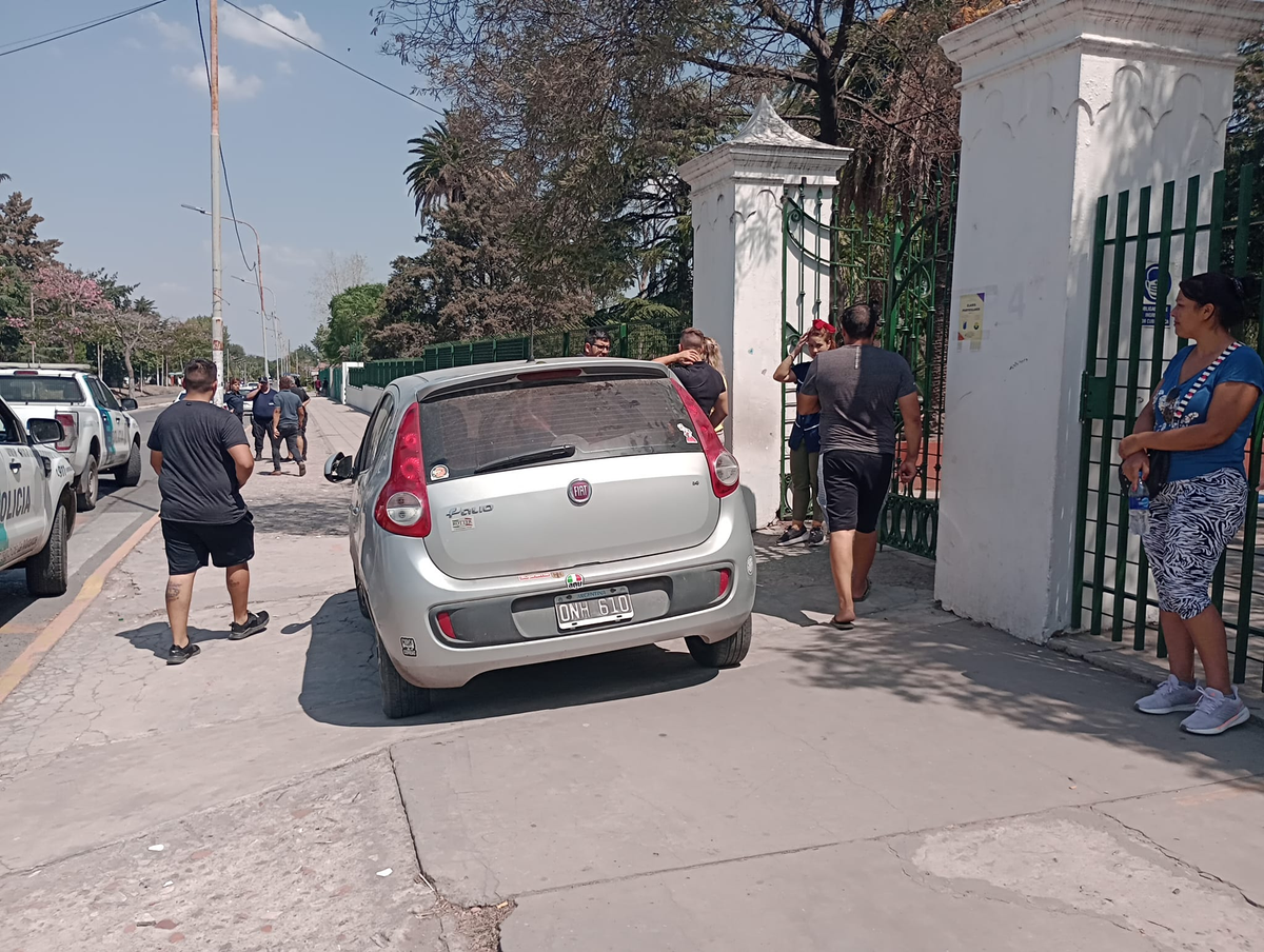 González Catán: auto chocó dos personas frente a una escuela