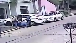altText(Video: arrojaron a un jubilado con discapacidad en Isidro Casanova para robarle el auto)}