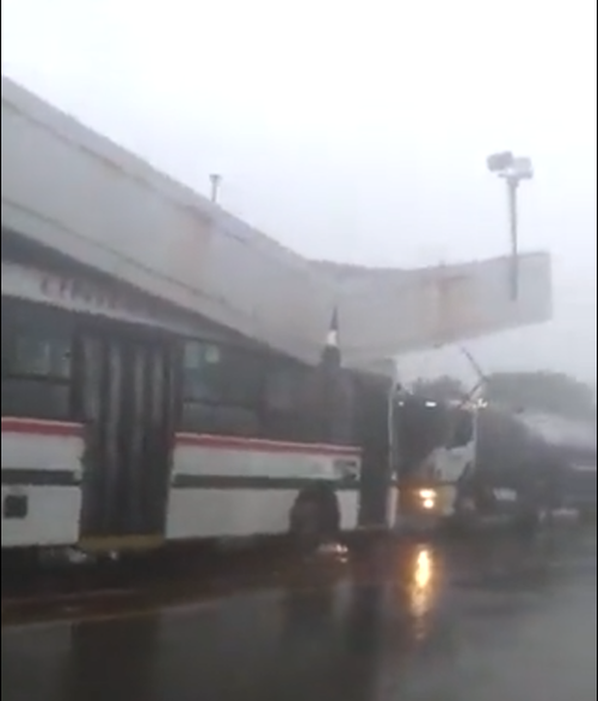 San Justo: se desplomó el techo de una terminal de colectivo