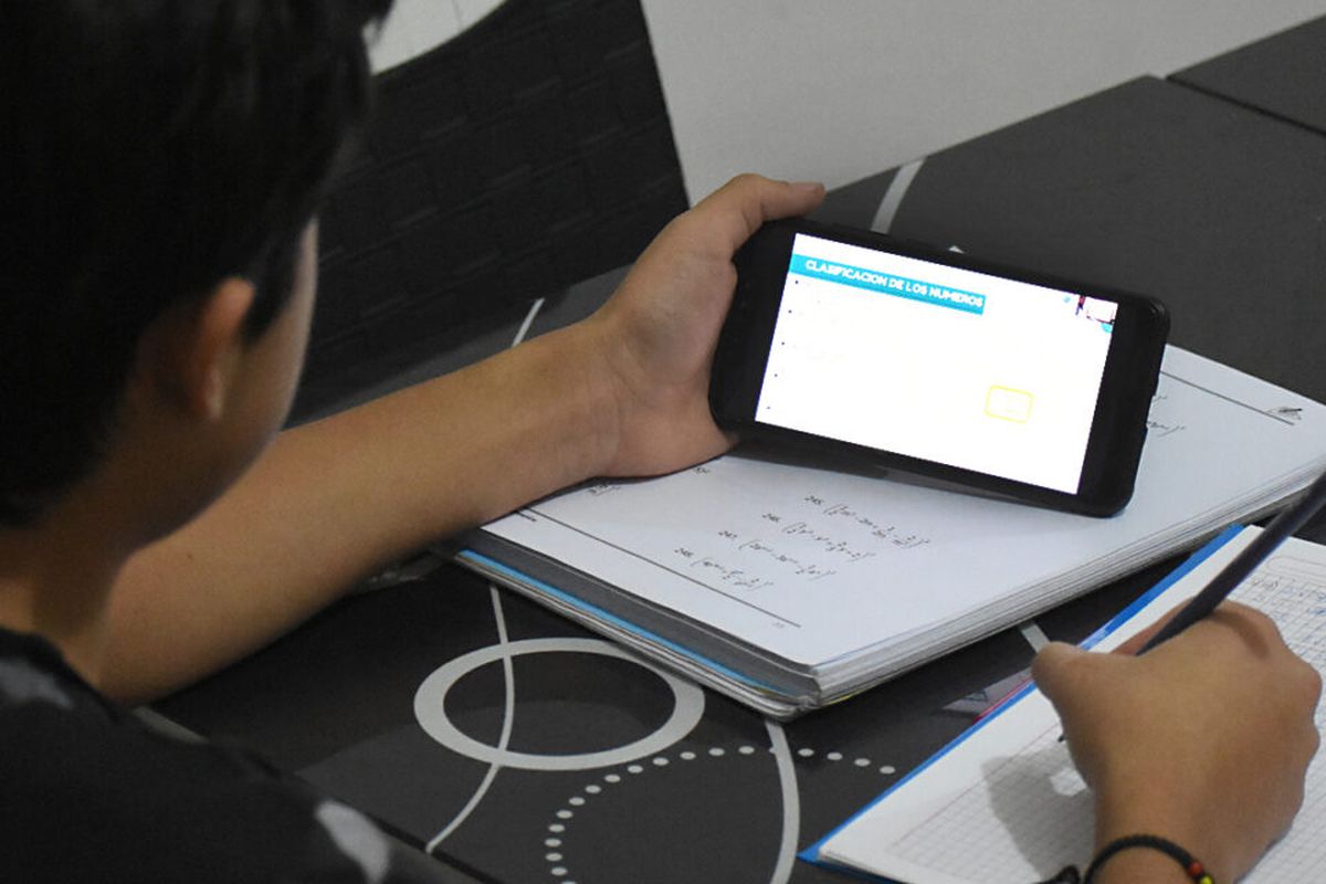 6 de cada 10 estudiantes de Ituzaingó mantienen contacto con la escuela por Whatsapp