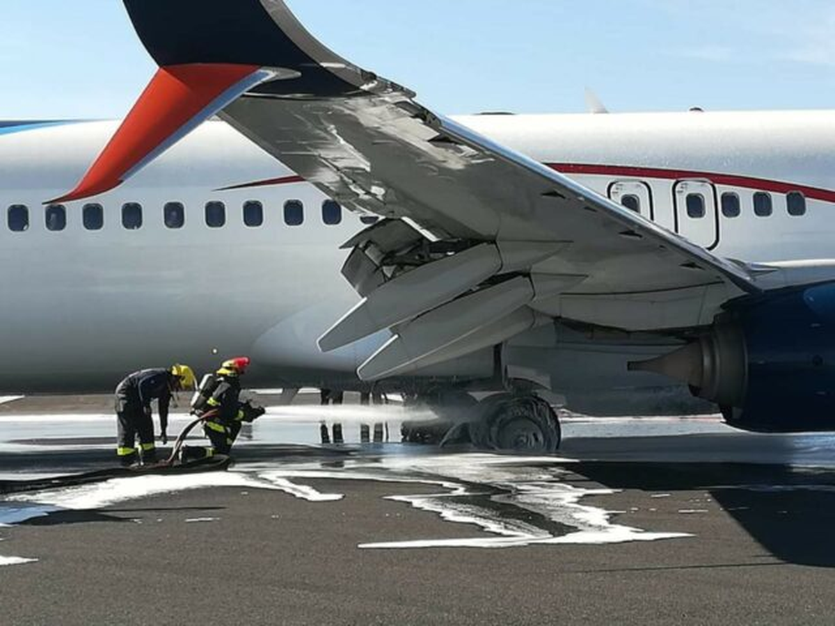 Viral: Explosión en la turbina de un avión mexicano