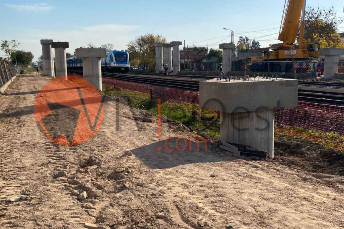 Tren Sarmiento: Terminan de colocar el puente vehicular en Padua y habrá servicio reducido