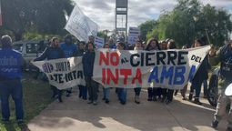 altText(Tras el abrazo simbólico por el inminente cierre de INTA AMBA, marcharán a la sede central)}