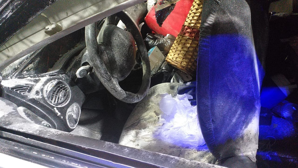 El interior del auto que explot&oacute; y era manejado por una polic&iacute;a de Villa Celina.