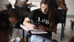 altText(Datos de la UNTREF: cada vez más mujeres profesionales y menos universitarios hombres)}