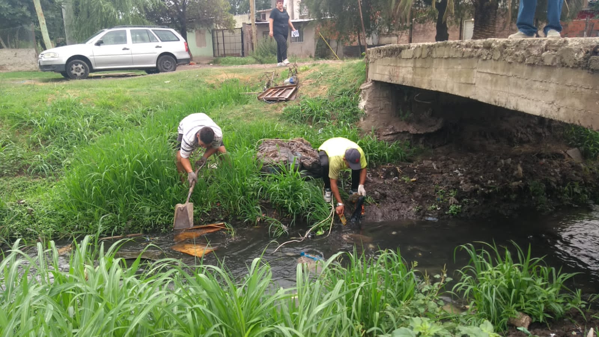 Ciudad Evita: limpiaron un arroyo y buscan concientizar
