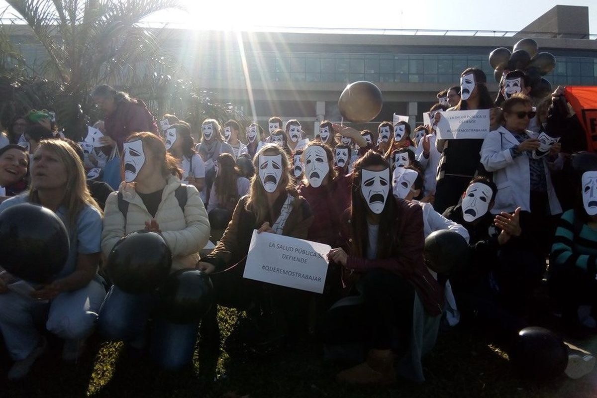 Con máscaras y “sin miedo”, los trabajadores del Hospital Posadas realizaron un llamativo reclamo por salarios adeudados