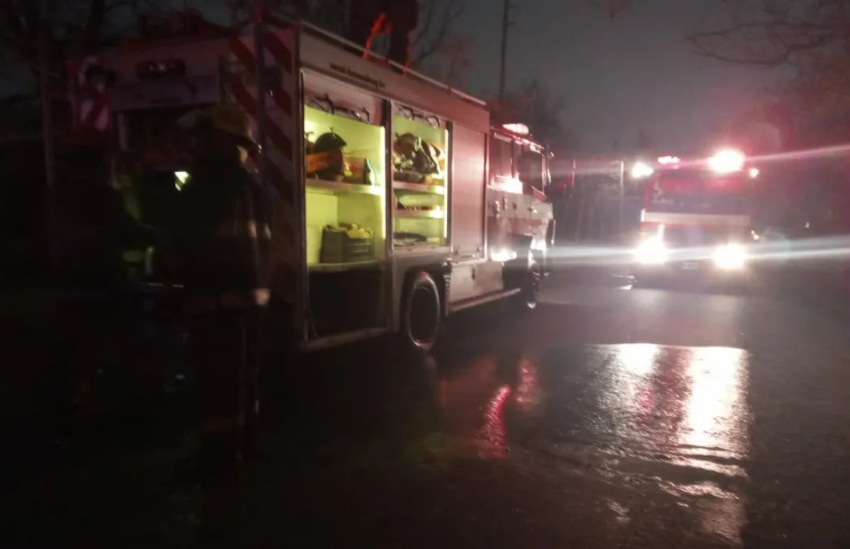Ituzaingó: Incendio y rescate de bomberos con herido