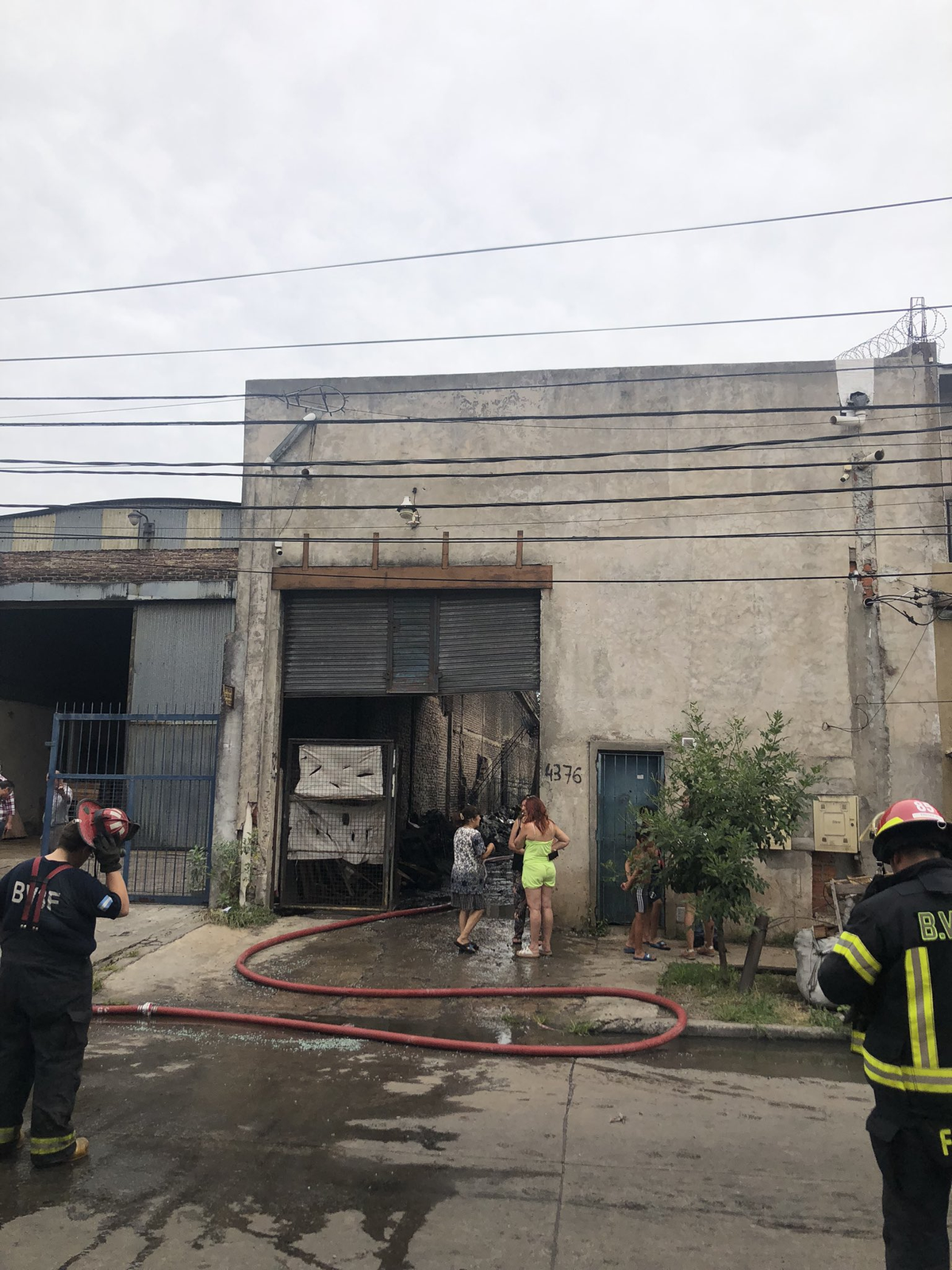 Enorme incendio en Caseros.