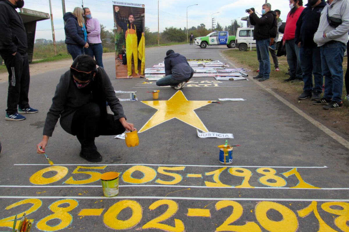 Vecinos y familiares de Nicolás Grati pintaron una estrella amarrilla que recuerda al docente que falleció en un siniestro vial en Libertad