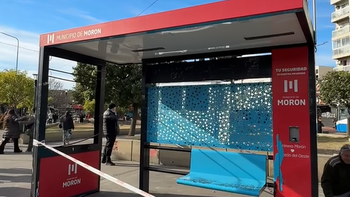 Colocan nuevas paradas de colectivo en el centro de Morón para la Plaza La Roche