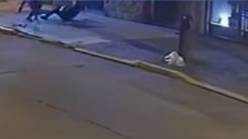 Video: lo persiguieron y tiraron al piso en Ramos Mejía para robarle el auto