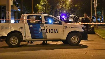 Tres detenidos en el Barrio Carlos Gardel mientras intentaban robar un auto