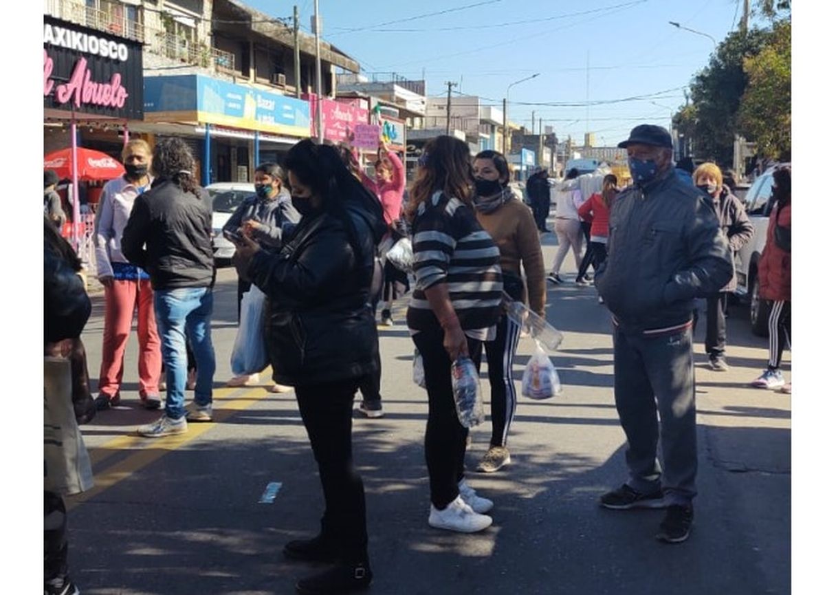 Manteros de plaza Atalaya piden que los dejen trabajar pese a los riesgos de contagios