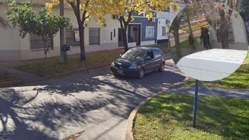 Volvió a su casa tras hacer las compras en Ramos Mejía y le robaron el auto entre tres