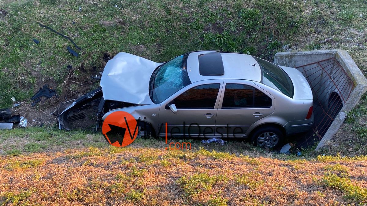 Accidente en Acceso Oeste: un auto cayó al zanjon
