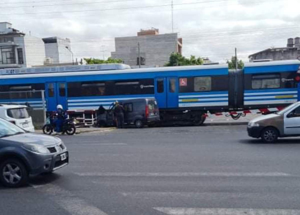 Tren Sarmiento: Colisión con un auto en Ciudadela