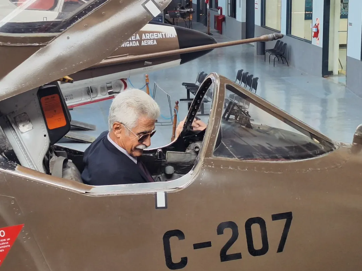 Un héroe de Malvinas visitó el Museo Nacional de Aeronáutica de Morón