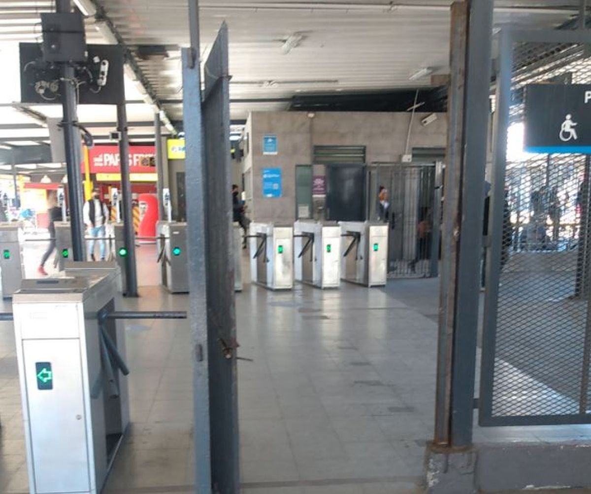 Liberaron todos los accesos al Tren Sarmiento: trabajadores piden mayor seguridad sanitaria y advierten que los pasajeros están expuestos
