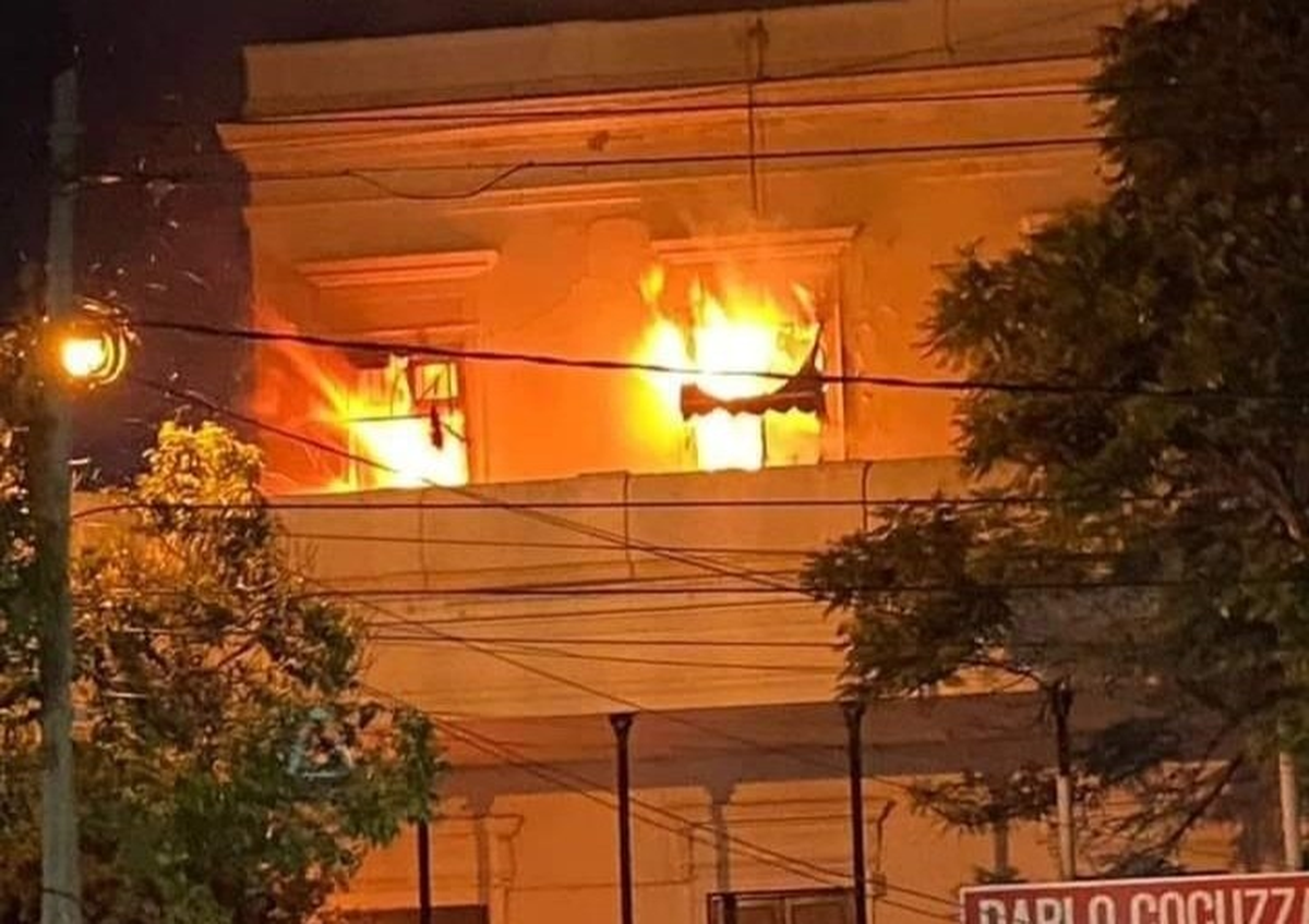 Dolor en Merlo por incendio del histórico edificio de la 17