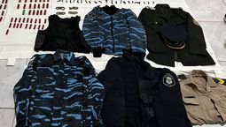 altText(La banda narco que usaba ropa de la Policía Bonaerense, esposas y escopetas)}